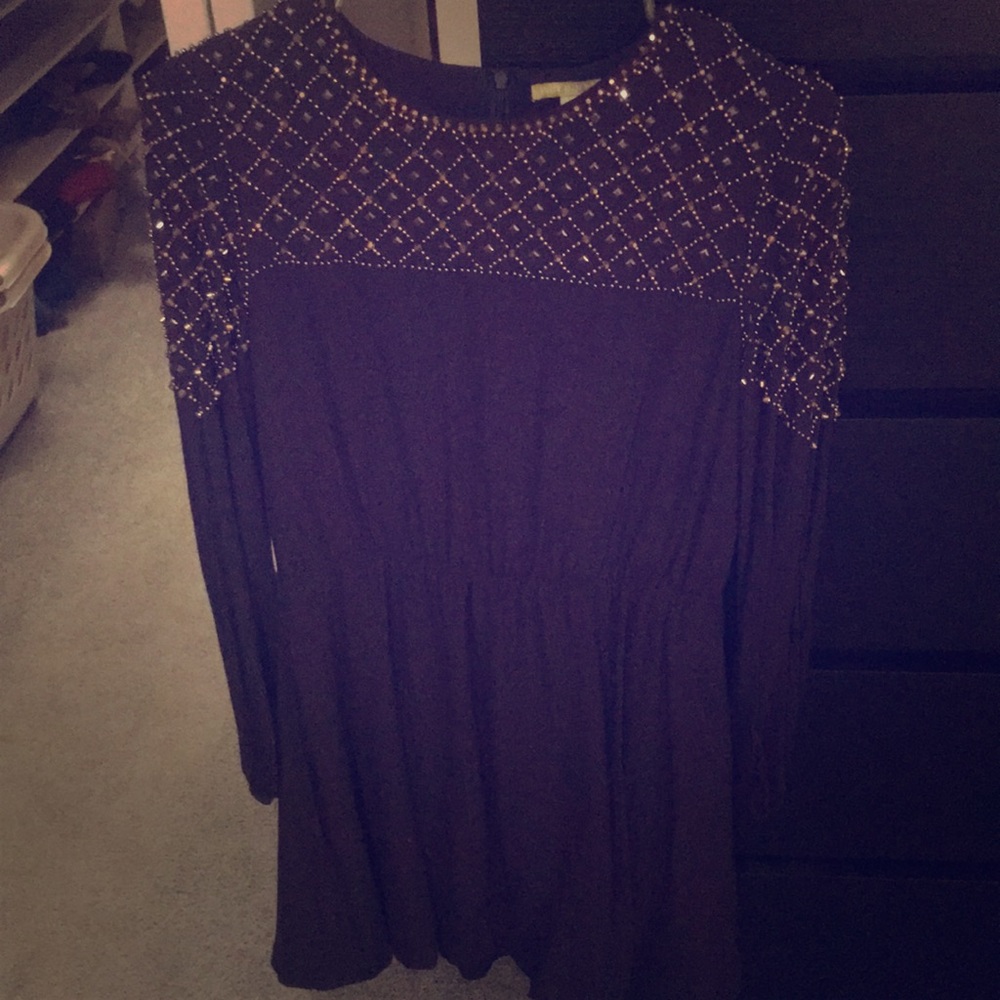 Mini dress chic with embroidery on top